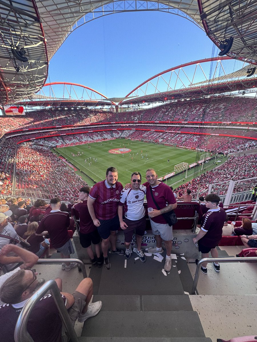 ritchie7x's tweet photo. Benfica. Lisbon. What a trip. One of the best stadiums I’ve been to and to see Hearts score in it was unreal. Some top company also as always. Onto the next one 🤝🇵🇹⚽️ https://t.co/HSxDkqV5EN