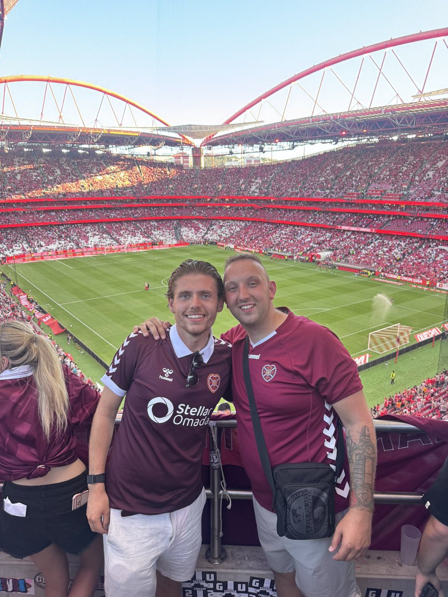 ritchie7x's tweet photo. Benfica. Lisbon. What a trip. One of the best stadiums I’ve been to and to see Hearts score in it was unreal. Some top company also as always. Onto the next one 🤝🇵🇹⚽️ https://t.co/HSxDkqV5EN