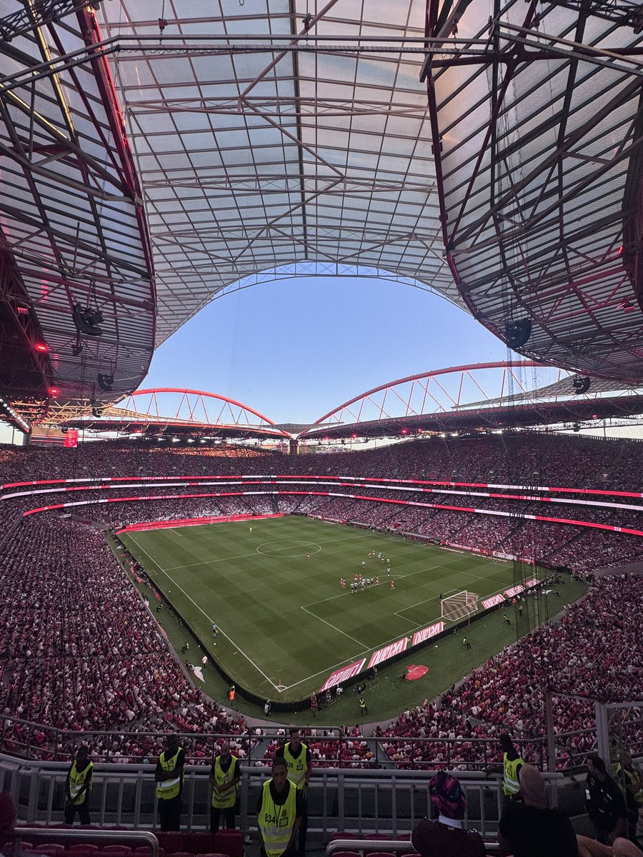 ritchie7x's tweet photo. Benfica. Lisbon. What a trip. One of the best stadiums I’ve been to and to see Hearts score in it was unreal. Some top company also as always. Onto the next one 🤝🇵🇹⚽️ https://t.co/HSxDkqV5EN