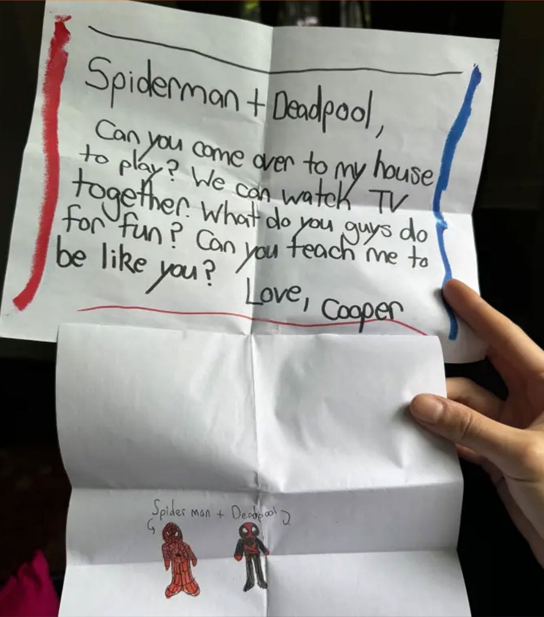 CartoonsOTMoon's tweet photo. El hombre de 64 años que vive en la dirección real de Peter Parker sigue recibiendo cartas de niños dirigidas a Spider-Man: 

💬 «¿Podrías venir a jugar a mi casa? Podemos ver la TV juntos ¿Me enseñarías a ser como tú?». https://t.co/2jaKaGu11G