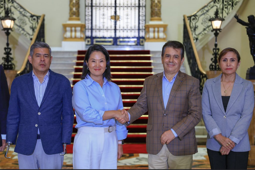cviguria's tweet photo. Los detalles de la foto oficial que protagonizan la presidenta Keiko Fujimori, el premier Galarreta, el fiscal de la Nación, Tomás Gálvez y fiscal suprema Patricia Benavides. https://t.co/8z5h4JoWHm