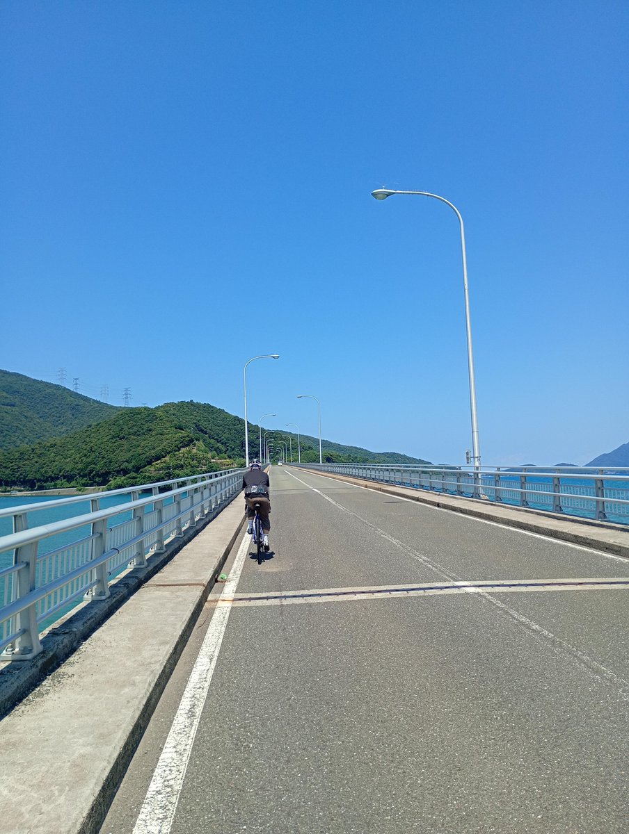 unpairo's tweet photo. おおい町で青戸の大橋を渡り、半島南岸を西進。ビーチの向こうに若狭富士（青葉山）が迫ってくるとゴールはも��すぐ。

#わかさいくる https://t.co/RBJyKBOvf1