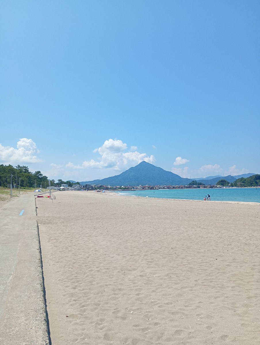 unpairo's tweet photo. おおい町で青戸の大橋を渡り、半島南岸を西進。ビーチの向こうに若狭富士（青葉山）が迫ってくるとゴールはも��すぐ。

#わかさいくる https://t.co/RBJyKBOvf1