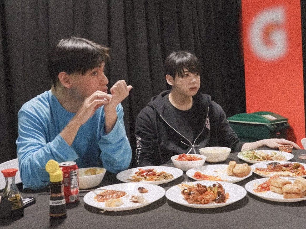 kthjjg's tweet photo. half blonde tae &amp; roundie koo sharing food while talking about sleep ♡ https://t.co/61yNpJHDJs