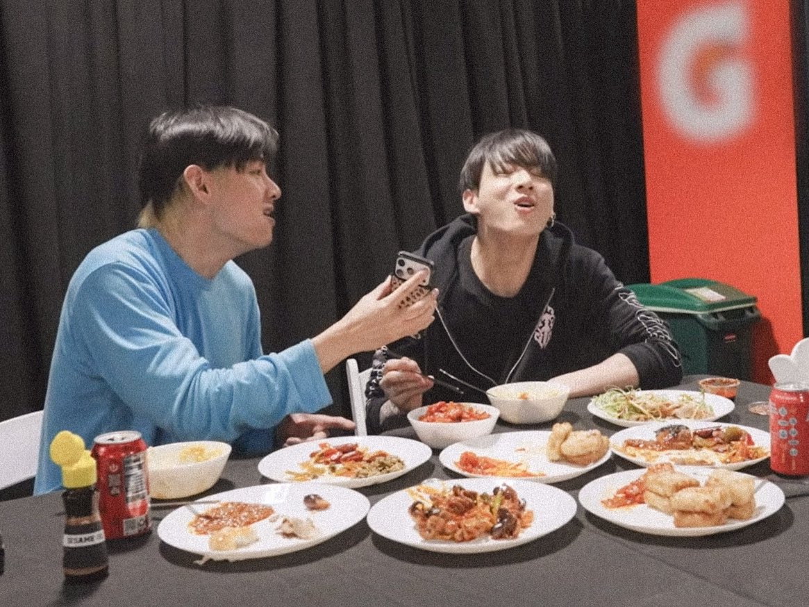 kthjjg's tweet photo. half blonde tae &amp; roundie koo sharing food while talking about sleep ♡ https://t.co/61yNpJHDJs