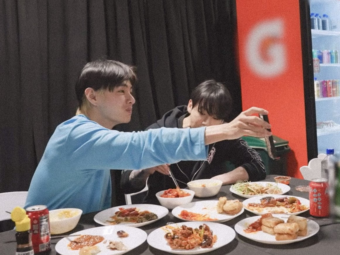 kthjjg's tweet photo. half blonde tae &amp; roundie koo sharing food while talking about sleep ♡ https://t.co/61yNpJHDJs