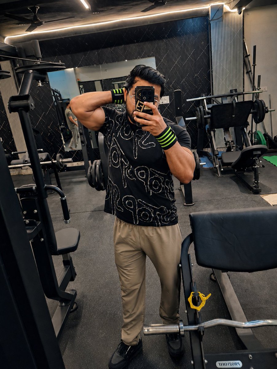 Mysterious__007's tweet photo. “Built by discipline, defined by consistency.”
💪😎
#gymlove
#strengthsweat
#discipline
#fitness 
#personalgrowth
#muscles https://t.co/a7hfLiAvvl
