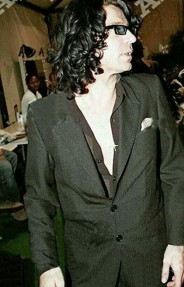 thatinxsgirl's tweet photo. Certeza que ele usa creme Skala nesses cachos.
#michaelhutchence #inxs #australia #rockmusic #music #rockstar #rock #hardrock #legendary #rip #legend #australian #singer #sydney #legend #singers #tribute #hollywood #vocalist #rocknroll #stars #80s #rockstars #pop #musica https://t.co/MwUpINbFR1