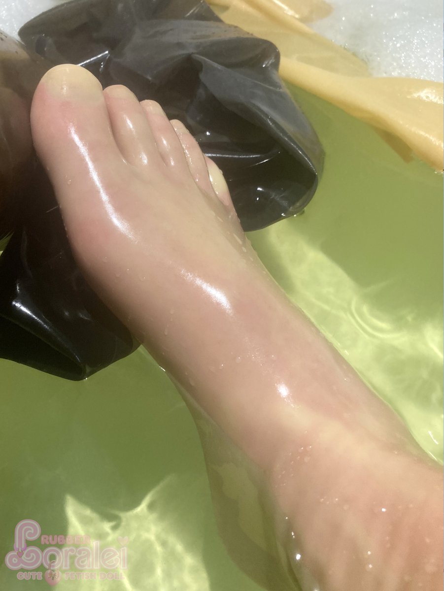 RubberLoralei's tweet photo. Have you ever taken a bath in full total enclosure latex? ☺️
It's ever so delightful! 💖
#latex #rubber #fetish #rubberdoll #latexfetish #footworship #latexmodel #toes #feetfetish #footfetish #feet #footarch #lifestyle https://t.co/ZTmH7cS3qk
