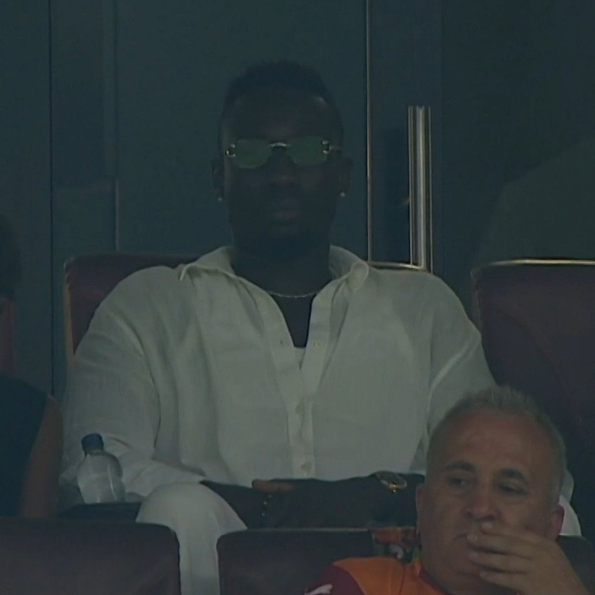 forzacimbom's tweet photo. Diagne, maçı tribünde takip ediyor. https://t.co/0w8NPtPBlZ