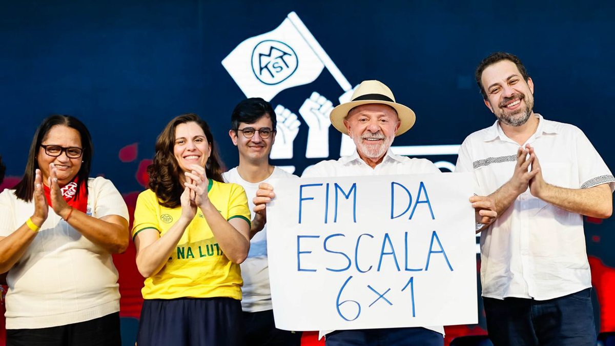 LulaOficial's tweet photo. Estar ao lado do povo trabalhador é lembrar de onde vim e para onde sempre vou voltar. Hoje estive em Taboão da Serra (SP), no encontro do MTST, um movimento com 30 anos de história e organização popular.

Moradia não é favor, é direito constitucional. É o lugar onde cada família cria seus filhos com segurança e cidadania. A retomada do Minha Casa, Minha Vida e programas como o Imóvel da Gente e o Periferia Viva fazem parte desse propósito.

Nossa prioridade sempre foi e continuará sendo quem mais precisa. Muito obrigado pelo carinho de cada companheiro e companheira. A luta por um Brasil sem fome, com moradia e respeito aos trabalhadores continua! 🇧🇷🏠

📸 @ricardostuckert