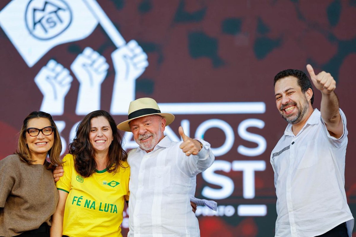 LulaOficial's tweet photo. Estar ao lado do povo trabalhador é lembrar de onde vim e para onde sempre vou voltar. Hoje estive em Taboão da Serra (SP), no encontro do MTST, um movimento com 30 anos de história e organização popular.

Moradia não é favor, é direito constitucional. É o lugar onde cada família cria seus filhos com segurança e cidadania. A retomada do Minha Casa, Minha Vida e programas como o Imóvel da Gente e o Periferia Viva fazem parte desse propósito.

Nossa prioridade sempre foi e continuará sendo quem mais precisa. Muito obrigado pelo carinho de cada companheiro e companheira. A luta por um Brasil sem fome, com moradia e respeito aos trabalhadores continua! 🇧🇷🏠

📸 @ricardostuckert
