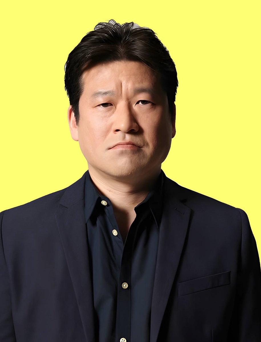 animetrends's tweet photo. ESPERÓ 33 AÑOS UN ABRAZO

El actor japonés Jiro Sato, quien ha participado en algunas películas live-action de anime, conmovió a la comunidad al compartir que, por primera vez en 33 años juntos, su esposa tomó la iniciativa de proponerle un abrazo.

Ella fue su soporte absoluto cuando vivían en la pobreza extrema dentro de un departamento sin baño.

Según contó él mismo, durante todos esos años ella aceptaba sus peticiones de abrazo con un "sí, sí" resignado, hasta que este pequeño gesto lo cambió todo.

El emotivo momento llevó al veterano actor a dedicarle un mensaje público:

"Estoy verdaderamente feliz de haber vivido contigo".

33 años valieron la pena.