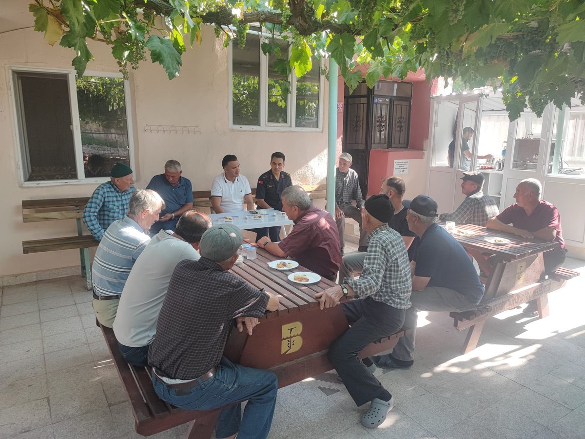 GDursunbey's tweet photo. Kaymakamımız Sn. Musa AYYILDIZ, İlçe Jandarma Komutanı Ütğm. Yasin Yüksel KILINÇ, SYDV Müdürü Mesut GÜLTEKİN; 

• Değirmenciler
• Gökçepınar
• Osmaniye

mahallelerini ziyaret ederek vatandaşlarımızla bir araya geldi. https://t.co/Cbz4jiYL0h