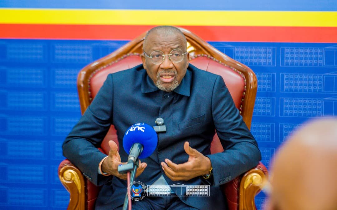 AssembleeNatRDC's tweet photo. BILAN DES SESSIONS ORDINAIRE DE MARS ET EXTRAORDINAIRE :L'HON JACQUES DJOLI PLAIDE POUR UN PARLEMENT PLUS  EFFICACE, AU SERVICE DU DÉVELOPPEMENT

Le Rapporteur de l’Assemblée nationale, le professeur Jacques Djoli Eseng’ekeli, dresse un bilan positif des travaux de la session ordinaire de mars et de la session extraordinaire qui vient de s’achever.

Au cours de plusieurs entretiens accordés aux médias nationaux et internationaux, notamment à la RTNC1, Télé 50 et une télévision russe, le Rapporteur est revenu sur les principales réalisations de l’Assemblée nationale, le contrôle de l’action gouvernementale, la modernisation de l’administration parlementaire, mais également sur les défis liés au développement et à la cohésion nationale.

Plus de 31 lois adoptées et un contrôle parlementaire soutenu

Selon Jacques Djoli, les deux sessions ont été particulièrement intenses et productives. L’Assemblée nationale a adopté plus de 31 lois, dont 21 propositions de loi et 10 projets de loi, tout en exerçant son pouvoir de contrôle à travers les questions orales avec débat, les questions écrites, les interpellations, les auditions en commissions et les motions.

Pour le Rapporteur, le contrôle parlementaire ne doit toutefois pas être perçu comme une confrontation permanente avec le Gouvernement. Il constitue avant tout un mécanisme de dialogue, d’évaluation et d’amélioration de l’action publique.

Jacques Djoli estime ainsi qu’une nouvelle étape doit désormais être franchie : celle du suivi et de l’évaluation de l’application des lois.

L’objectif, explique-t-il, est de ne pas faire du Parlement une simple « machine à voter des lois », mais de vérifier si les textes adoptés sont effectivement appliqués et s’ils produisent des résultats concrets dans la vie des citoyens.

*Des lois pour accompagner le développement*

Parmi les textes jugés stratégiques, le Rapporteur cite notamment la loi de programmation militaire, le statut des anciens combattants, la loi sur le contenu local, les zones économiques spéciales, le marché boursier ainsi que les textes liés aux grands projets énergétiques et aux infrastructures.

Il insiste également sur la nécessité d’une meilleure programmation budgétaire. Les grands projets qui nécessitent plusieurs années de réalisation devraient, selon lui, être soutenus par des budgets-programmes, permettant d’assurer leur financement et leur suivi dans la durée.

Cette logique concerne notamment les projets énergétiques, le développement des infrastructures, le financement des grands barrages, la réhabilitation de l’aéroport de Luano et le désenclavement des différentes provinces du pays.

*Désenclaver les territoires et rapprocher les pôles économiques*

Le porte-parole souligne également la persistance de l’enclavement de plusieurs territoires.

Les liaisons entre certains territoires, notamment autour de Loja, Katako et Tshumbe, ainsi que la connexion avec des pôles économiques comme Kisangani, demeurent difficiles. Pour le Rapporteur, ces axes nécessitent des investissements importants afin de favoriser la circulation des personnes et des biens et de permettre aux économies locales de s’intégrer pleinement à l’économie nationale.

Cette situation met en évidence, selon lui, la nécessité d’une véritable politique d’aménagement du territoire et d’une meilleure coordination entre les différents secteurs de l’État.

*Une vision économique fondée sur la planification*

Le développement des régions enclavées passe également par une meilleure synergie entre les ministères de l’Économie, des Finances et du Plan.

Pour l'honorable Jacques Djoli, les politiques publiques doivent s’inscrire dans une vision économique cohérente et à long terme, capable de transformer les potentialités locales en véritables moteurs de croissance.

Il estime qu’il ne suffit plus de multiplier les discours sur la relance économique. Il faut désormais concrétiser les investissements, notamment dans les secteurs productifs.