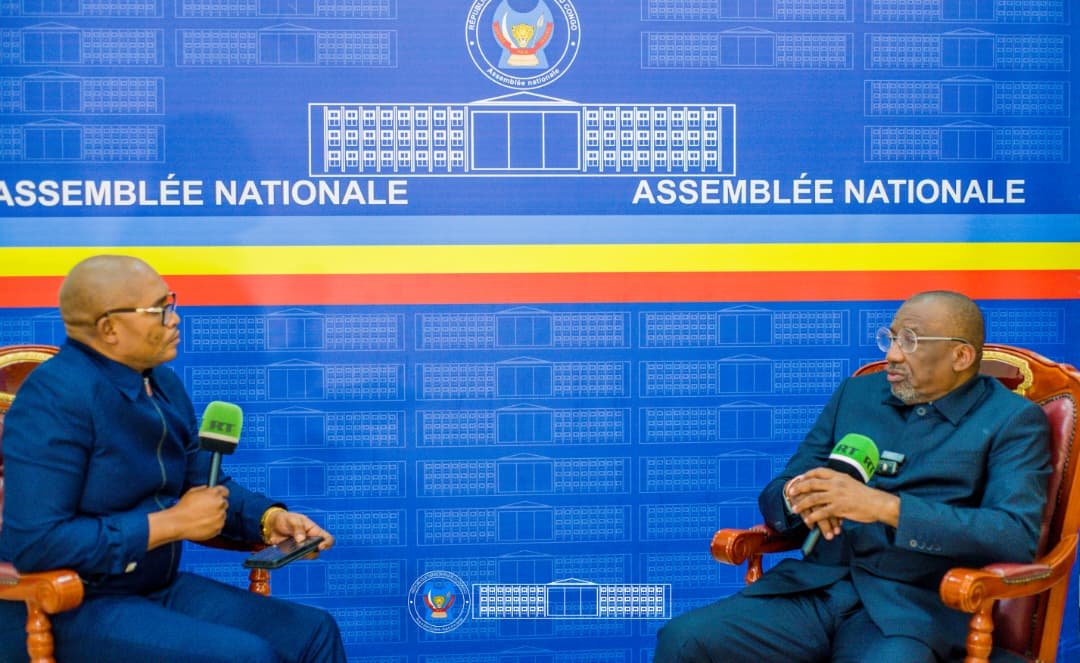 AssembleeNatRDC's tweet photo. BILAN DES SESSIONS ORDINAIRE DE MARS ET EXTRAORDINAIRE :L'HON JACQUES DJOLI PLAIDE POUR UN PARLEMENT PLUS  EFFICACE, AU SERVICE DU DÉVELOPPEMENT

Le Rapporteur de l’Assemblée nationale, le professeur Jacques Djoli Eseng’ekeli, dresse un bilan positif des travaux de la session ordinaire de mars et de la session extraordinaire qui vient de s’achever.

Au cours de plusieurs entretiens accordés aux médias nationaux et internationaux, notamment à la RTNC1, Télé 50 et une télévision russe, le Rapporteur est revenu sur les principales réalisations de l’Assemblée nationale, le contrôle de l’action gouvernementale, la modernisation de l’administration parlementaire, mais également sur les défis liés au développement et à la cohésion nationale.

Plus de 31 lois adoptées et un contrôle parlementaire soutenu

Selon Jacques Djoli, les deux sessions ont été particulièrement intenses et productives. L’Assemblée nationale a adopté plus de 31 lois, dont 21 propositions de loi et 10 projets de loi, tout en exerçant son pouvoir de contrôle à travers les questions orales avec débat, les questions écrites, les interpellations, les auditions en commissions et les motions.

Pour le Rapporteur, le contrôle parlementaire ne doit toutefois pas être perçu comme une confrontation permanente avec le Gouvernement. Il constitue avant tout un mécanisme de dialogue, d’évaluation et d’amélioration de l’action publique.

Jacques Djoli estime ainsi qu’une nouvelle étape doit désormais être franchie : celle du suivi et de l’évaluation de l’application des lois.

L’objectif, explique-t-il, est de ne pas faire du Parlement une simple « machine à voter des lois », mais de vérifier si les textes adoptés sont effectivement appliqués et s’ils produisent des résultats concrets dans la vie des citoyens.

*Des lois pour accompagner le développement*

Parmi les textes jugés stratégiques, le Rapporteur cite notamment la loi de programmation militaire, le statut des anciens combattants, la loi sur le contenu local, les zones économiques spéciales, le marché boursier ainsi que les textes liés aux grands projets énergétiques et aux infrastructures.

Il insiste également sur la nécessité d’une meilleure programmation budgétaire. Les grands projets qui nécessitent plusieurs années de réalisation devraient, selon lui, être soutenus par des budgets-programmes, permettant d’assurer leur financement et leur suivi dans la durée.

Cette logique concerne notamment les projets énergétiques, le développement des infrastructures, le financement des grands barrages, la réhabilitation de l’aéroport de Luano et le désenclavement des différentes provinces du pays.

*Désenclaver les territoires et rapprocher les pôles économiques*

Le porte-parole souligne également la persistance de l’enclavement de plusieurs territoires.

Les liaisons entre certains territoires, notamment autour de Loja, Katako et Tshumbe, ainsi que la connexion avec des pôles économiques comme Kisangani, demeurent difficiles. Pour le Rapporteur, ces axes nécessitent des investissements importants afin de favoriser la circulation des personnes et des biens et de permettre aux économies locales de s’intégrer pleinement à l’économie nationale.

Cette situation met en évidence, selon lui, la nécessité d’une véritable politique d’aménagement du territoire et d’une meilleure coordination entre les différents secteurs de l’État.

*Une vision économique fondée sur la planification*

Le développement des régions enclavées passe également par une meilleure synergie entre les ministères de l’Économie, des Finances et du Plan.

Pour l'honorable Jacques Djoli, les politiques publiques doivent s’inscrire dans une vision économique cohérente et à long terme, capable de transformer les potentialités locales en véritables moteurs de croissance.

Il estime qu’il ne suffit plus de multiplier les discours sur la relance économique. Il faut désormais concrétiser les investissements, notamment dans les secteurs productifs.