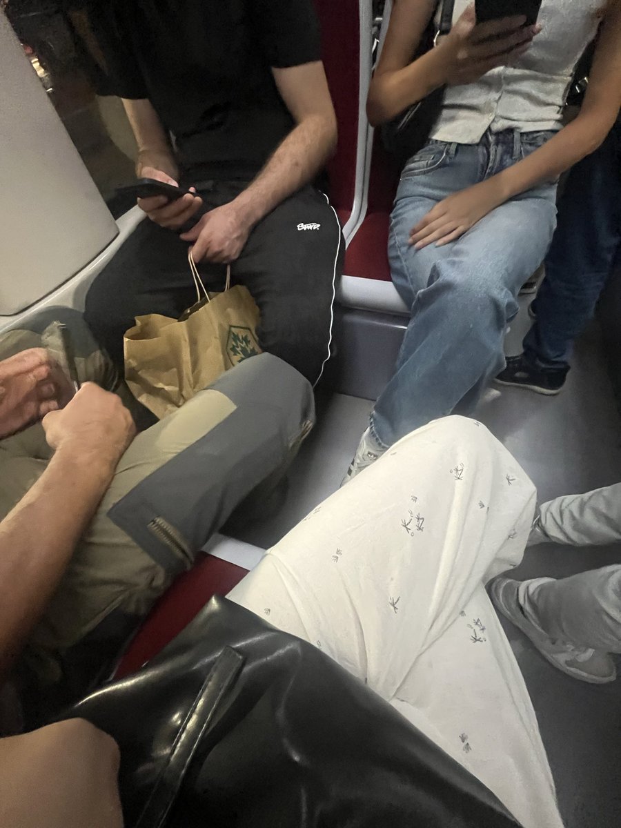 yagmurceyl's tweet photo. hep beraber bacaklarımızı ayırıp oturmaya başlayalım mı artık? sığsın sığırlar sığamıyosa oturmasınlar ya da ağlayarak belediyeye yazsınlar daha geniş yapılması için https://t.co/xobUA2kTn7