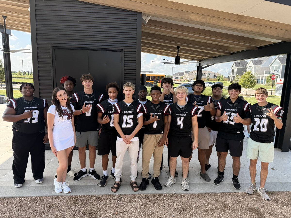 jomaul66's tweet photo. What a GREAT day to be a Longhorn! 🤘🏾

Started the morning competing with our intrasquad scrimmage, followed it up with an awesome Football Parent Meeting, and finished the day the right way—giving back and serving our community!

Football is bigger than what happens between the lines. Building better players, better young men, and a stronger community. 🏈🤝🏾

#WeAreGR #EATT #OHOH #WWATR #BrickbyBrick  @GRHS_Football @CoachADutch @carrieyanta