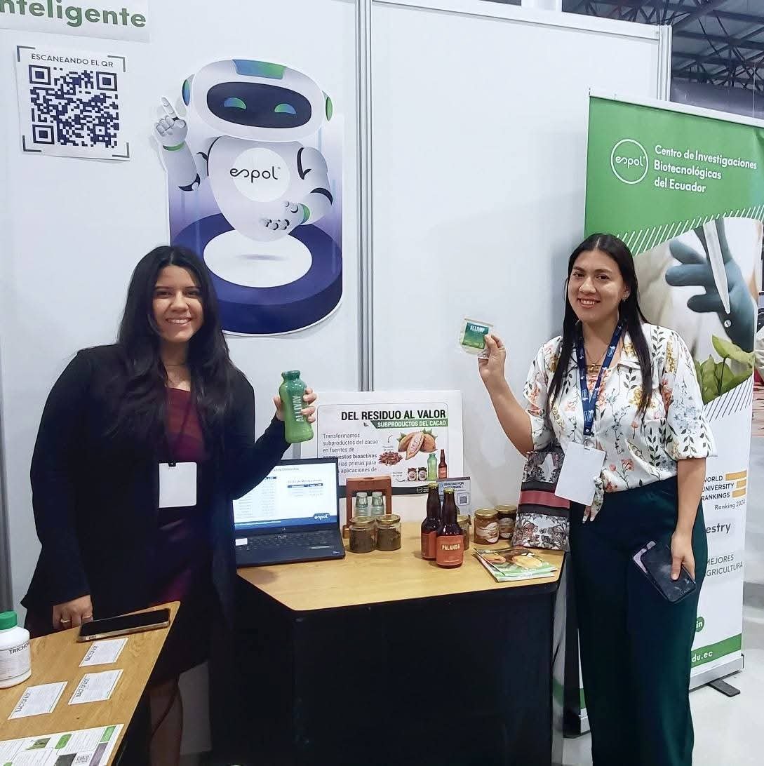 cibe_espol's tweet photo. 📍 ¡Culminamos con éxito nuestra participación en #LaCumbreCacao2026! 🍫🌱

Durante esta jornada, recibimos a productores, investigadores, estudiantes y visitantes en nuestro stand, donde compartimos nuestras investigaciones, servicios y soluciones biotecnológicas para fortalecer la cadena de valor del cacao. 🔬🤝

#CIBE #ESPOL #Biotecnología #Cacao #Innovación