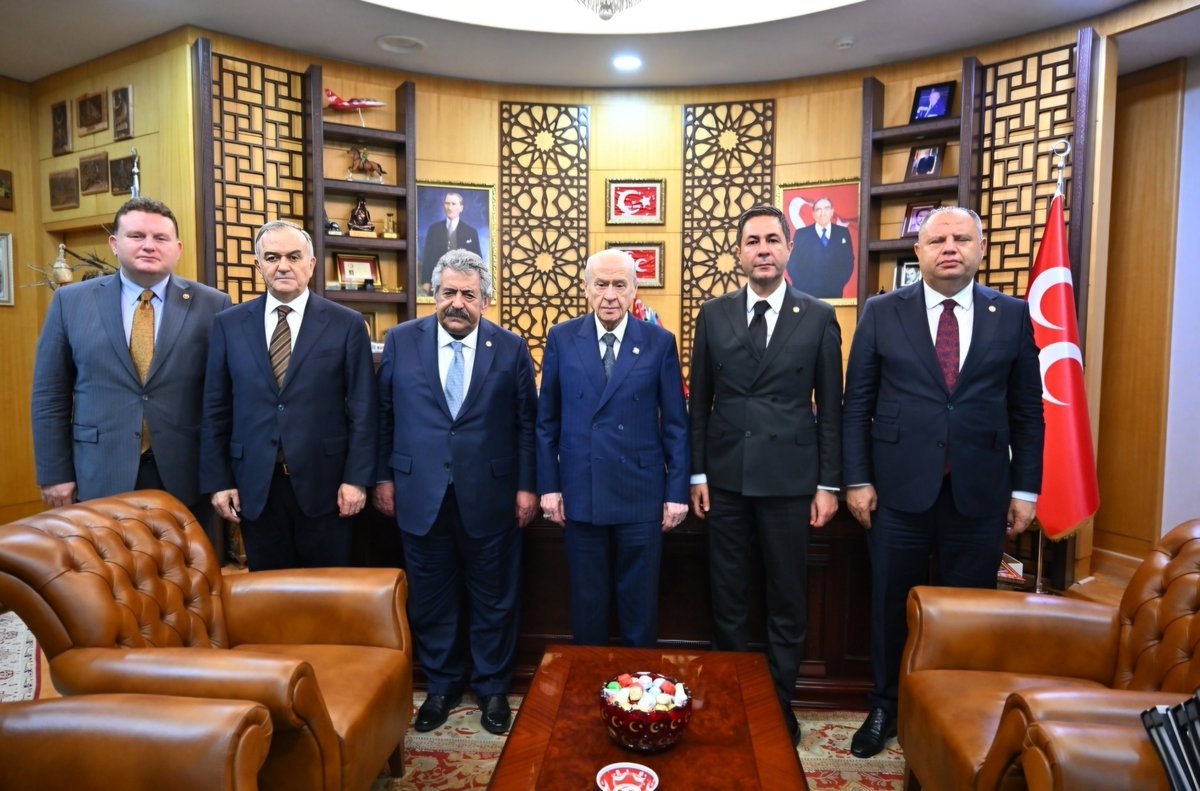 Avkthalilozturk's tweet photo. 📍Milliyetçi Hareket Partisi Genel Merkezi 

Terörsüz Türkiye hedefi doğrultusunda, TBMM Adalet Komisyonu’nda görüşülerek kabul edilen çerçeve kanunun ardından, Liderimiz Sayın Devlet BAHÇELİ Beyefendi’yi ziyaret ederek yürüttüğümüz çalışmalara ilişkin kendilerine bilgi arz ettik.

Liderimizin engin tecrübesi ve yol gösterici değerlendirmeleri bizler için daima en güçlü rehberdir.

Milliyetçi Hareket Partisi’nin sorumluluk anlayışıyla; milletimiz, devletimiz ve ülkemizin geleceği için kararlılıkla çalışmaya devam edeceğiz.