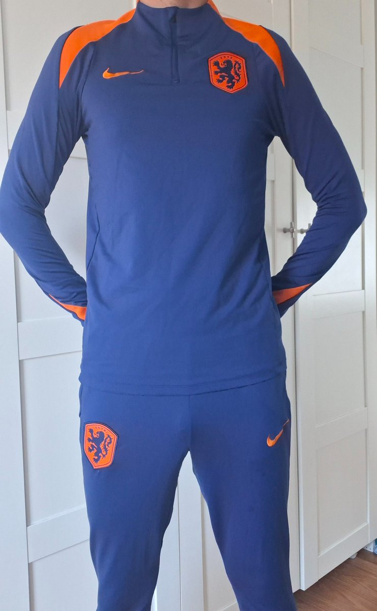 GearboyCash's tweet photo. #sportswear #nikegear #footballwear #trackies. Blue or white suit? 😈 https://t.co/l0KeVSFEA7