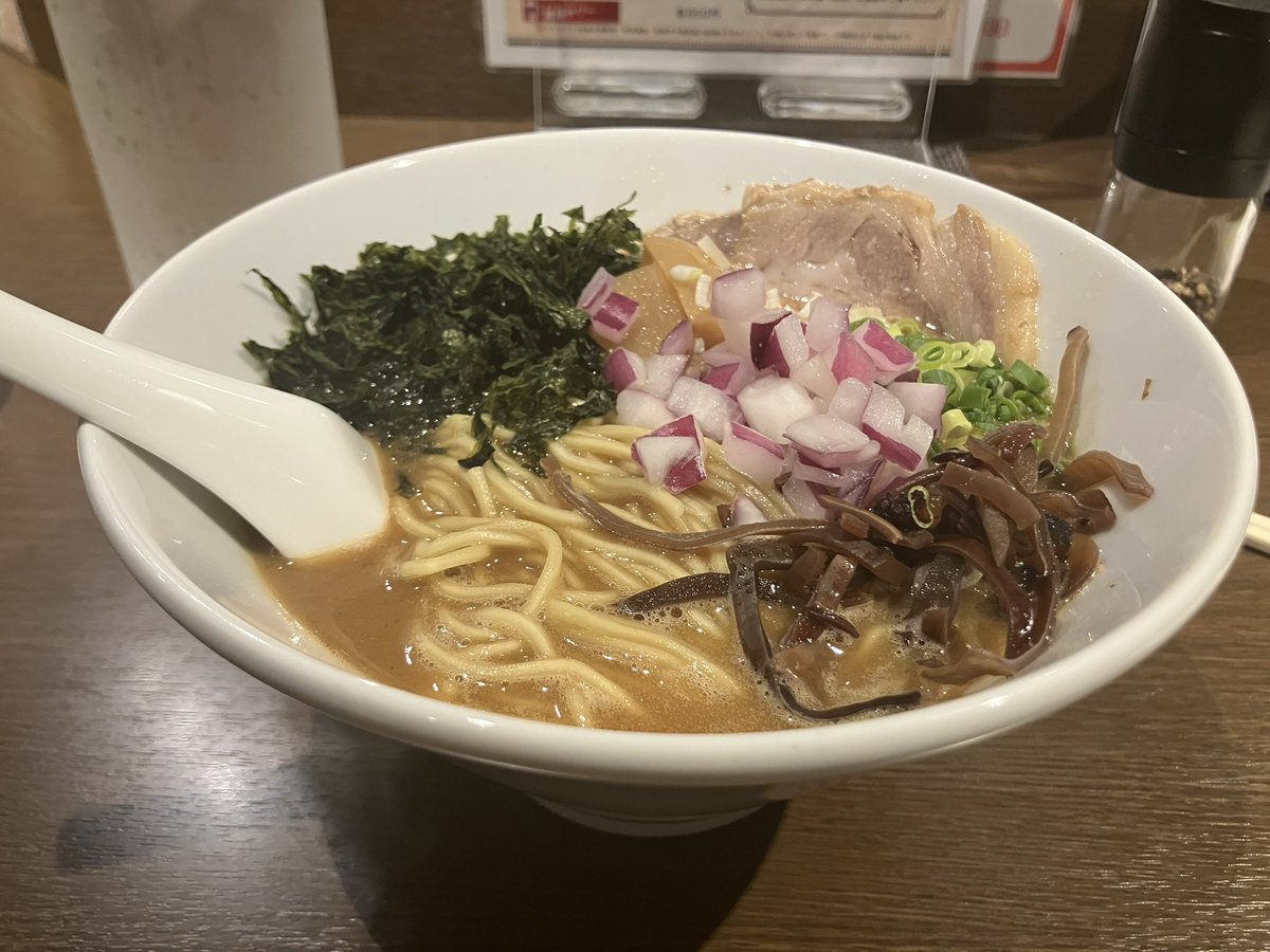 maropu0706's tweet photo. 久々に朝まで呑みました
ラーメン🍜美味かったし
色々マル秘話楽しかったのらね
明日はお休みにして英気を養う！
おやすみなさい💤
#ラーメン https://t.co/RNcolMYyo5