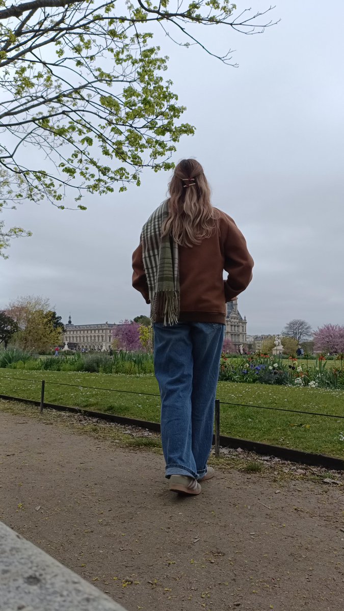 drag0ndreamer's tweet photo. Me when I tried to look decent and put together back in Paris. Idk why I decided to walk around the biggest art museum in the world in heels, but I regret nothing. ✨🍷 https://t.co/szYk4YU7fP
