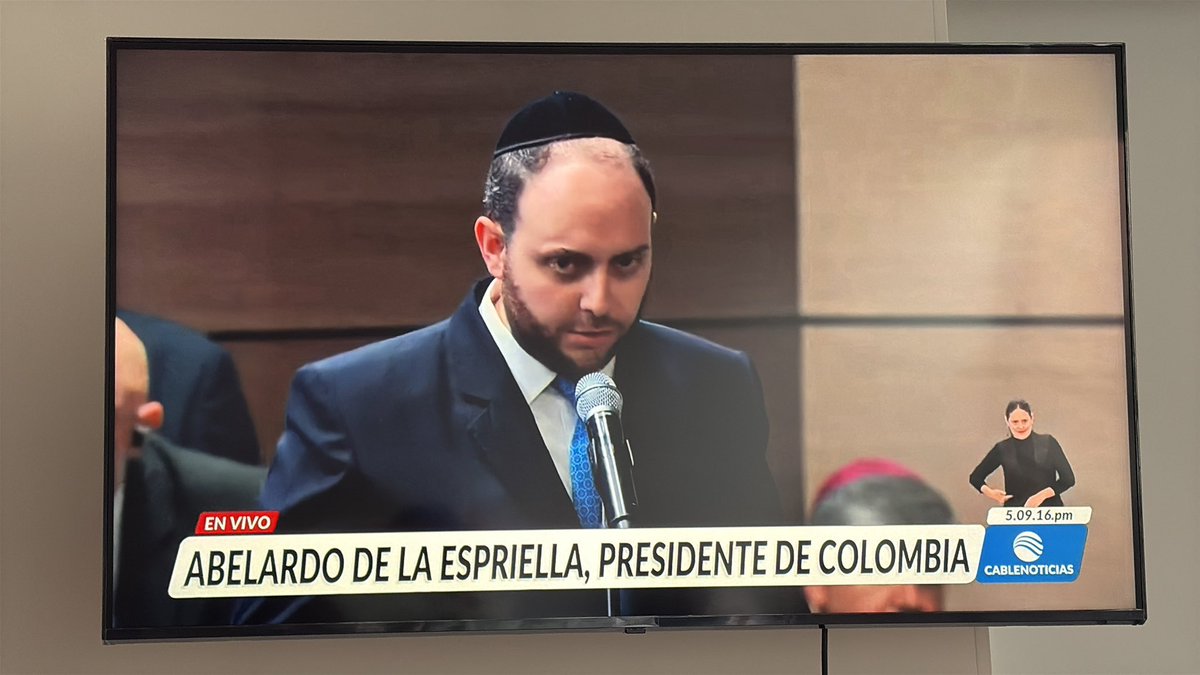 IriartePhoto's tweet photo. En colombia hay unos 5.000 judíos, que representan un 0,0093% de nuestra población de 53 millones.

Es absolutamente absurdo que haya un rabino gritando “¡Viva Israel!” en la posesión de un presidente colombiano.

Es una imposición extranjera alevosa y violenta. https://t.co/wALKAVeX0o