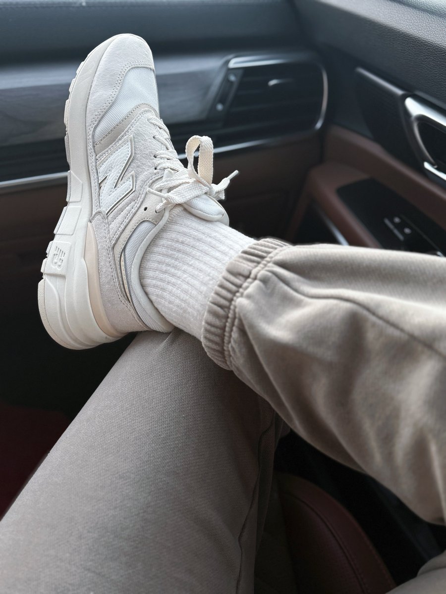 SerenasSneakers's tweet photo. New Balance sneakers making an appearance today https://t.co/wSPqYTuJIW
