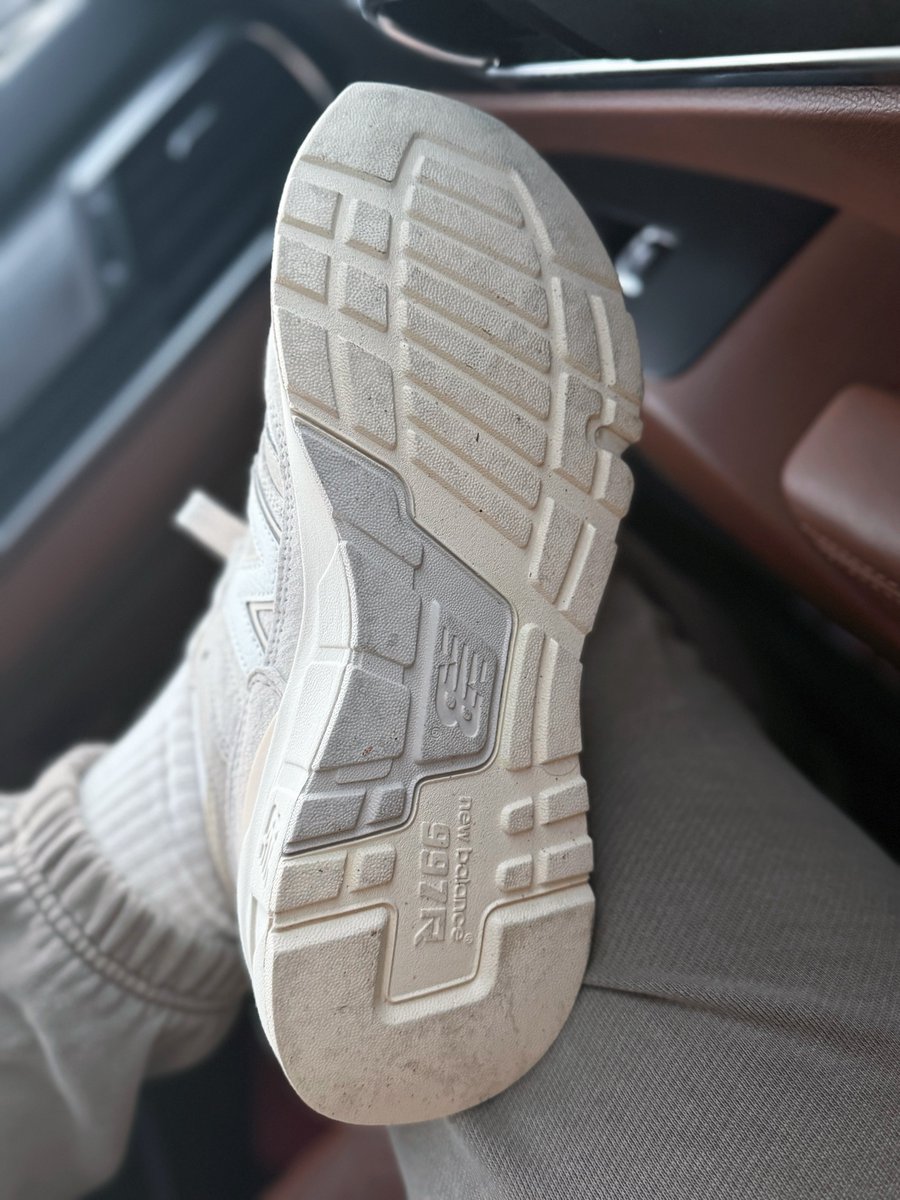 SerenasSneakers's tweet photo. New Balance sneakers making an appearance today https://t.co/wSPqYTuJIW