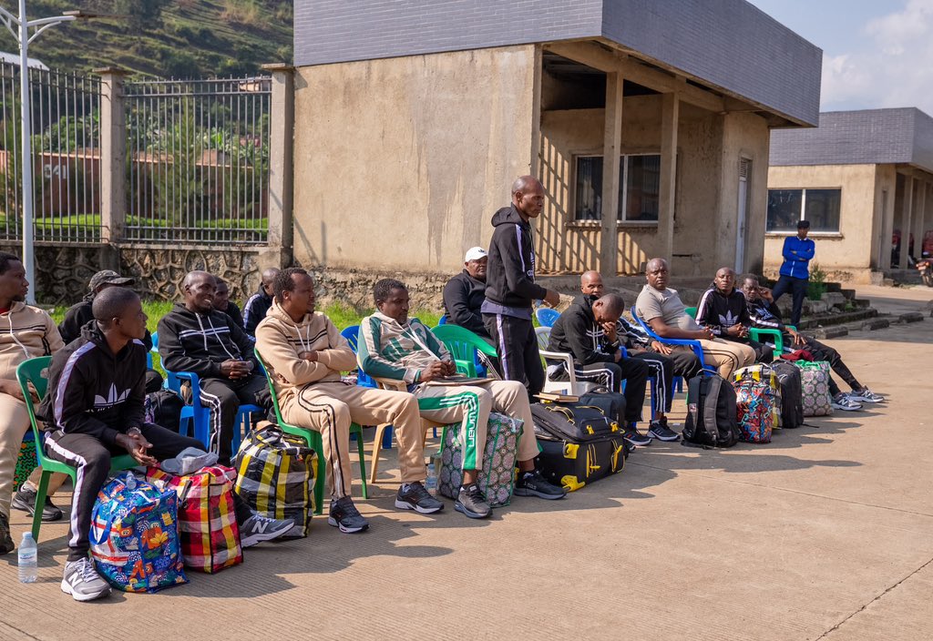 LawrenceKanyuka's tweet photo. Sur les 15 détenus libérés par le régime de Kinshasa, 9 figurent sur la liste des 768 personnes que notre Organisation avait transmise à la médiation. Parmi les 6 autres, l'un est un ressortissant ougandais qui n'entretient aucun lien, de près ou de loin, avec notre Organisation. Les 5 autres détenus, arrêtés notamment au Katanga, en Ituri et à Kinshasa, ne figurent pas sur la liste que nous avions remise à la médiation.

Ces libérations confirment ainsi que la liste des 768 personnes présentée par notre Mouvement ne saurait être considérée comme exhaustive, notamment au regard de la poursuite des arrestations de citoyens congolais injustement et délibérément accusés d'entretenir des liens avec notre Organisation.

L'acte posé ce jour par le régime de Kinshasa est encourageant mais reste insignifiant par rapport à ses engagements pris dans le cadre du protocole sur la libération des prisonniers. Le régime de Kinshasa doit libérer tous les citoyens exigés par notre Mouvement arrêtés au motif de leur liens présumés avec notre organisation ou les membres de notre organisation.⤵️