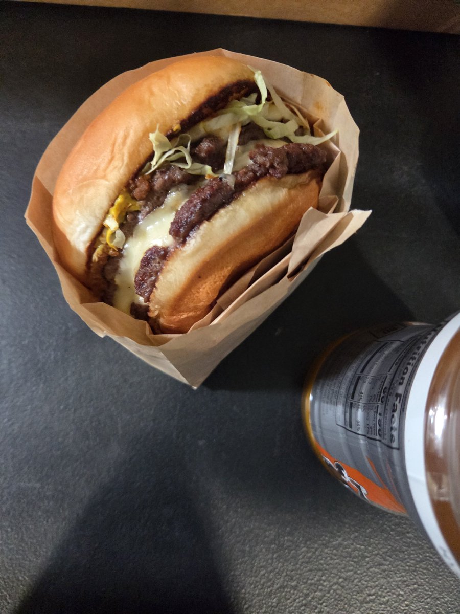 Madwaters9's tweet photo. @nimwIy I actually had a pic of a burger. Free from work https://t.co/Yuh3rsz99P