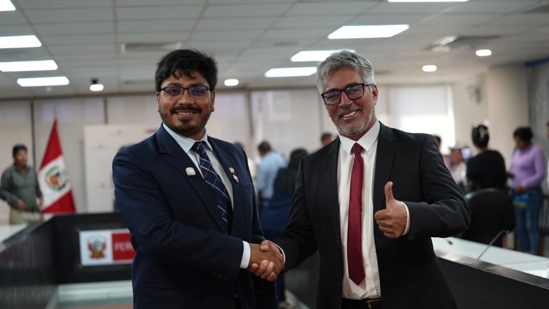 carandavas's tweet photo. Hoy sostuvimos nuestra primera mesa de trabajo en el Ministerio de Vivienda, Construcción y Saneamiento, con una agenda concreta para #Arequipa.

El ministro Arnillas presentó las líneas de acción de su cartera para nuestra región. Luego, representantes de asociaciones de propietarios arequipeños expusieron sus principales demandas en materia de titulación, saneamiento y acceso a servicios básicos. 

Los diputados y senadores absolvimos dudas y planteamos alternativas para que las necesidades de dichas familias se traduzcan en soluciones concretas. Al respecto, mi posición ha sido clara: defenderemos el derecho de propiedad, pero también exigiremos que el Estado cumpla su obligación de garantizar servicios básicos y condiciones dignas para cada familia.

Esta es la manera de hacer política: escuchar, proponer, fiscalizar y resolver.
#peru #arequipa #aqp #vivienda #agua