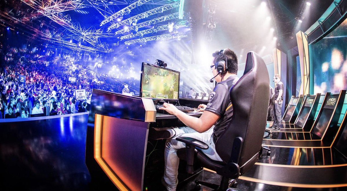 Architect_mb's tweet photo. هل لاعب الرياضات الإلكترونية يعتبر “رياضي” فعلًا ؟ 🎮

اليوم فيه محترفين يتدربون يوميًا، مدربين، أندية، عقود ورواتب وجماهير وبطولات بجوائز توصل للملايين !

لكن بالنهاية… اللاعب جالس على كرسي قدامه شاشة !

أنا أشوفها منافسة احترافية بدون شك،
لكن كلمة «رياضة» هنا هي اللي تستحق النقاش ..

مع أو ضد تصنيفها كرياضة ؟ وليش 

#الرياضات_الإلكترونية