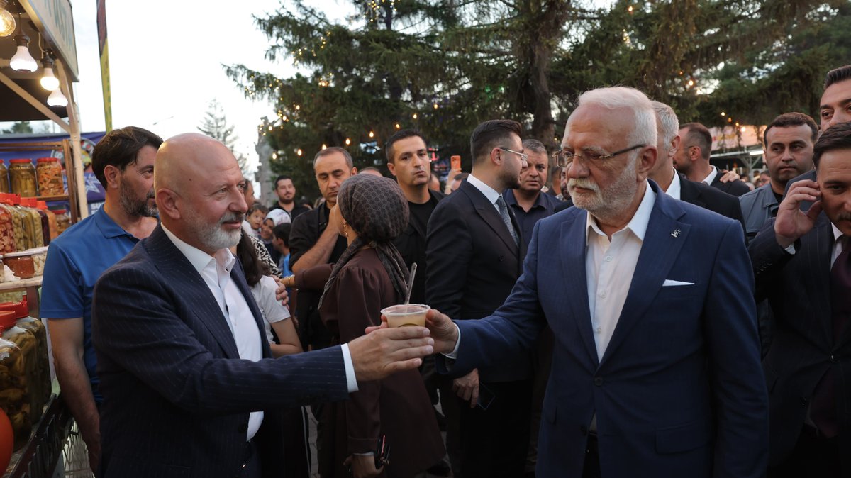 ahmetclkbyrkdr's tweet photo. AK Parti Genel Başkan Vekilimiz Sn. Mustafa Elitaş’ı ve Valimiz Sn. Gökmen Çiçek'i #Kayseri'nin en büyük, en nostaljik coşkusu #Fuar38 alanında ağırlamaktan büyük mutluluk duyduk ✨
Bu muazzam atmosferde hemşehrilerimizle buluşan, heyecanımızı paylaşan ve desteklerini esirgemeyen Sayın Genel Başkan Vekilimize ve Sayın Valimize şükranlarımı sunuyorum ☺️
Fuarımız tüm coşkusuyla sürüyor; henüz bu tarihi ve nostaljik atmosferi solumayan herkesi #Fuar38’e bekliyoruz! 🌟
