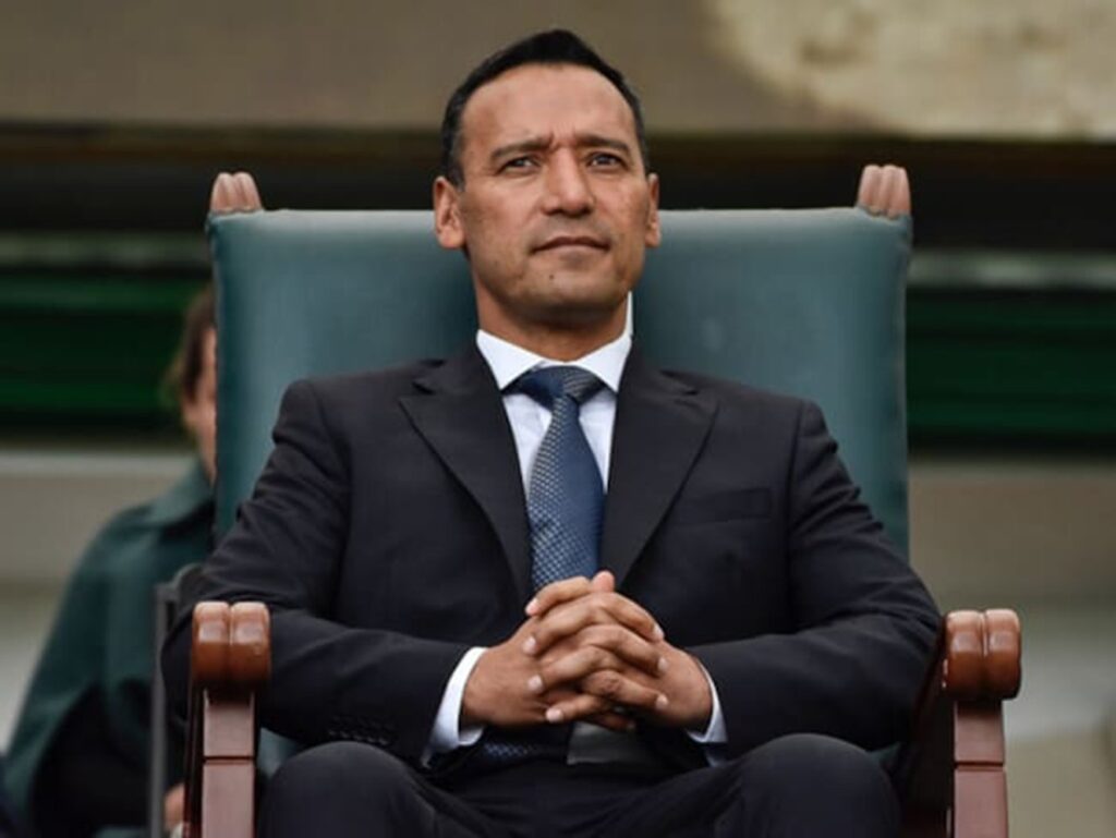 AlbertoSierrave's tweet photo. ○ @PedroSanchezCol ya no es Ministro de Defensa: es el militar que aceptó servir como peón de una agenda que humilló a las @FuerzasMilCol  las politizó y las convirtió en blanco fácil.

- Renunció al honor de portar el uniforme para ponerse al servicio de un Gobierno que hizo de la seguridad una variable de su agenda política.

- Mientras caían soldados, contó muertos y resultados como cifras de gestión, comparando años en vez de asumir la responsabilidad por una política de seguridad que dejó territorios disputados y grupos armados fortalecidos.

- Su lealtad terminó siendo con un presidente que despreció la seguridad y coqueteó con quienes atentaban contra ella, mientras él defendía y ejecutaba esa política desde el @mindefensa 

- El resultado de su gestión queda: una Fuerza Pública desgastada, capacidades militares comprometidas y una tropa que durante años tuvo que combatir con demasiadas restricciones.

Sánchez se va. El balance queda.