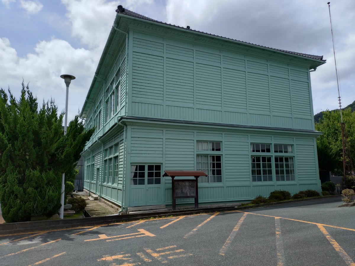 sleeping7cat1's tweet photo. 備中松山城（岡山県高梁市）
シャトルバスが走る脇にサルがたくさんいたが、城主はサルではなく気怠そうなさんじゅーろーという猫だった
中太鼓櫓跡、大手御門、天守、郷士資料館（築明治37年） https://t.co/7s9C6tblfc