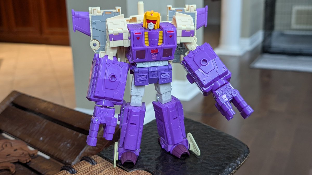 ThatToyGuy101's tweet photo. My favourite part of the 86 movie, when Blitzwing pulled out the boxing gloves and beat the hell out of everyone. https://t.co/quMjMFxCpP