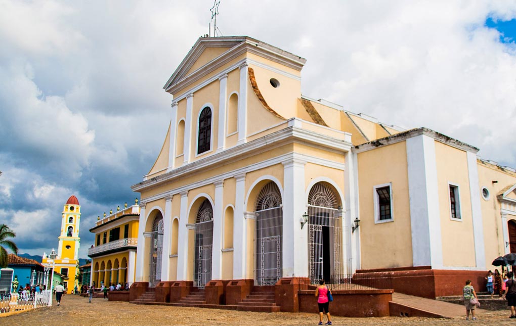 MinturCuba's tweet photo. ✨La Iglesia Mayor de la Santísima Trinidad 🏛️ es más que un templo: es una obra maestra que guarda siglos de historia. Descúbrela y déjate sorprender. 📜

#CubaUnica #CubaTravel #CamagueyTravel https://t.co/4XJVUgJbXr
