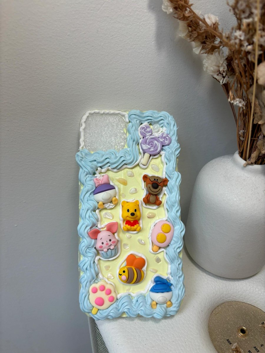 Isabelladddf's tweet photo. Making the perfect phone case. https://t.co/1QT5oalJda