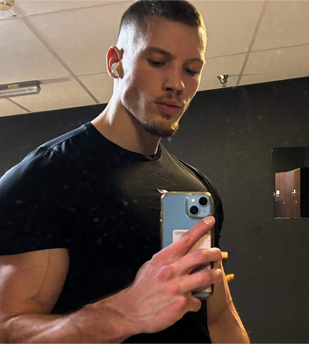 imperializei's tweet photo. ⠀ ⠀ ⠀ vincent rookwood ⭑ @pulpfctivn 

ιdαde: 23 anos
pronomes: ele/dele
sexuαꙆιdαde: sem rotulos
stαtus: herdeiro da hèrmes https://t.co/iaoMZy7wW7