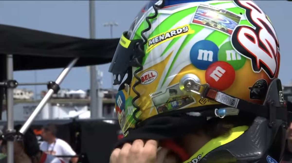 KellyCrandall's tweet photo. That is an excellent helmet for Ryan Blaney: https://t.co/wzKX5hXO9q