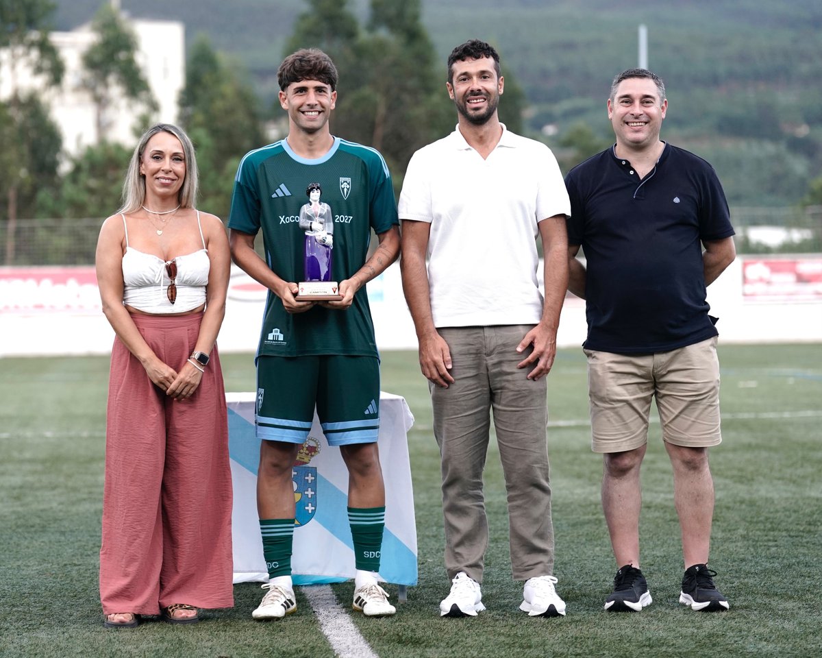 SD_Compostela's tweet photo. 🏆🩵🤍 O COMPOS CONQUISTA DE NOVO O TROFEO VILA DE PADRÓN

COMPOS 1️⃣-0️⃣ @CDLalin
⚽️ Dani González

👏 Primeiro triunfo do verán, co primeiro gol e portería a cero

🆕️ Estreáronse algunhas das fichaxes e houbo minutos para a @cantpicheleira

📸 @nacho_castano_

#PretempadaCompos https://t.co/HLuUh6kH8c