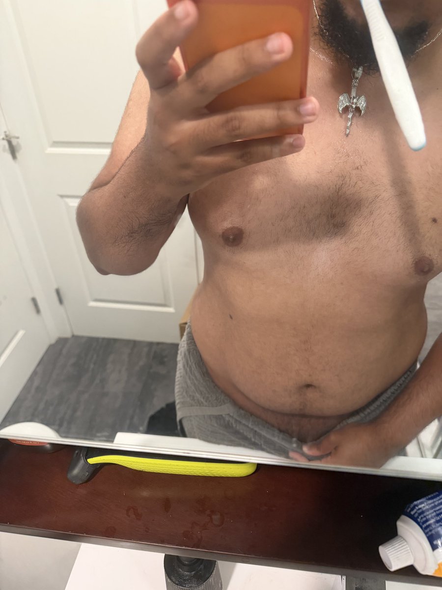 Monjiky's tweet photo. Pre shower https://t.co/YhAeqJIzJD