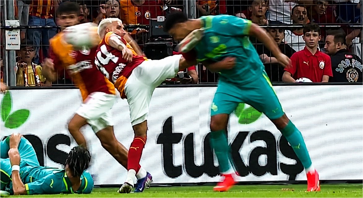 yahyayilik's tweet photo. Torreira rakibin kafasına tekme atıyor Kadir Sağlam yine penaltıyı vermiyor. Bunlarla mücadele etmek için iyi kadro kurmak yetmiyor işte! https://t.co/2EhnNoixA6