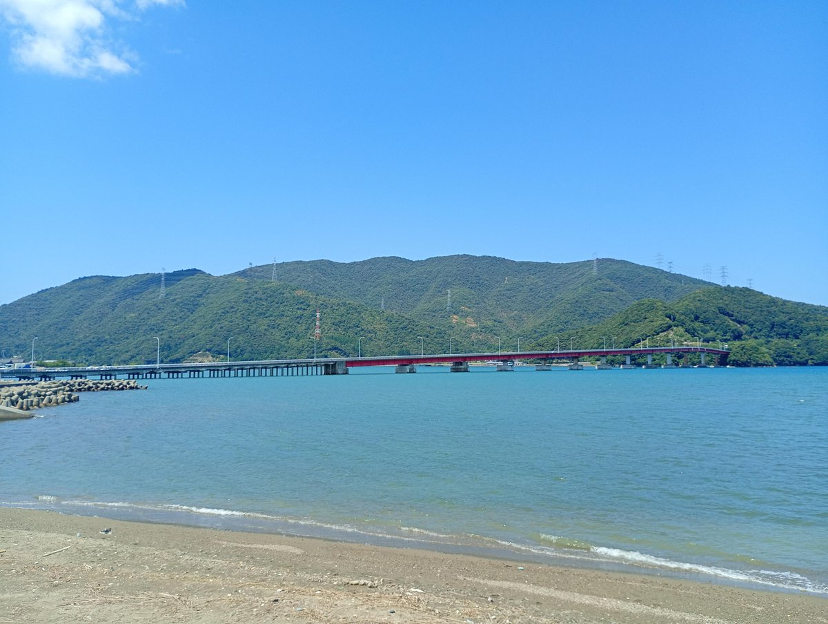 unpairo's tweet photo. 若狭高浜駅に到着��、無事わかさいくるを完走。その後は小浜線で敦賀方面に戻り帰路についた。

海や湖の風景が変化に富んで飽きさせない「わかさいくる」。アップダウンはキツすぎず、気候は関西の都市部よりいくぶん涼しい。多くのサイクリストにおすすめできるコースだと感じた🚴‍♂️

#わかさいくる https://t.co/Mi40BQKkgY