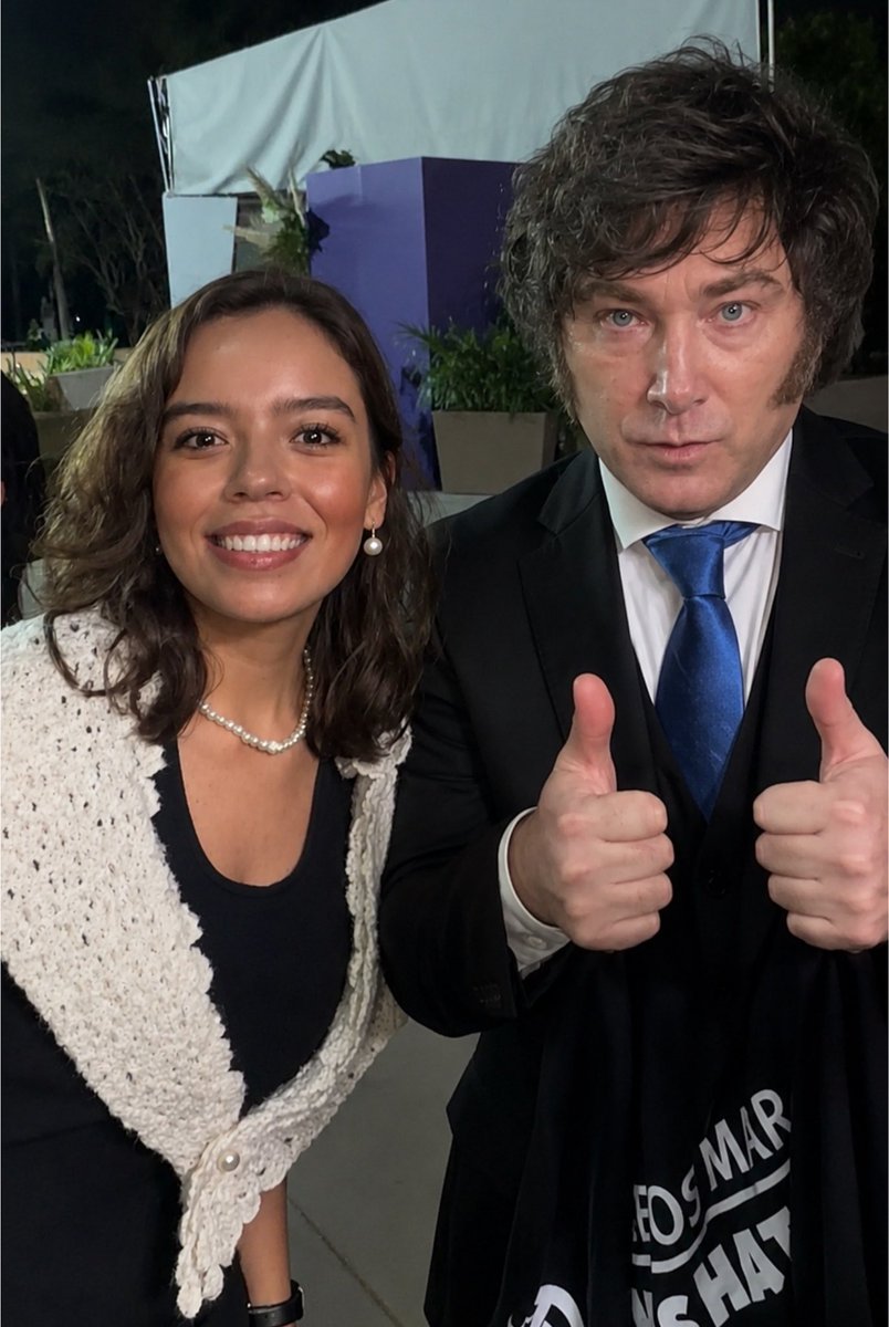 SoyJerome__'s tweet photo. Aún no me lo creo!! Estoy muy feliz!! 😍

Ayer le cumplí el sueño a la Jerome de 14 años y le entregué a @JMilei la camiseta de ‘Menos Marx, MÁS HAYEK’

No le pude entregar el mug, pero estoy segura que pronto lo volveré a ver!! https://t.co/YdLJmHLZuw