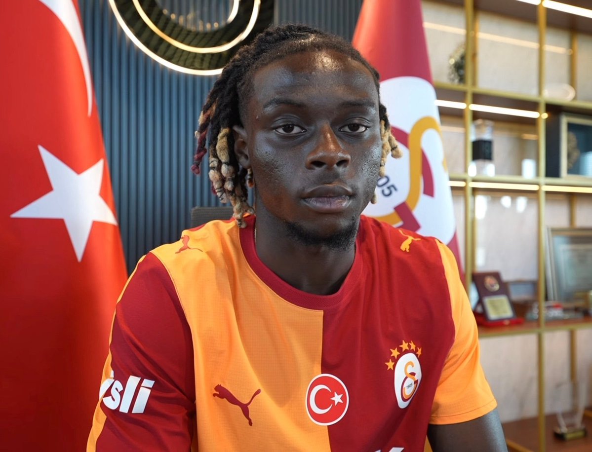 Grande_1905's tweet photo. Ben anlamıyorum bende mi bir anormallik var. Bu adam bana aşırı ağır ve hantal geliyor. Bunun gibi 100 tane futbolcu var 2.ligde. Hangi özelliğine göre 30 küsur Milyon Euro'yu bağladınız. Valla şu an ki görüntüde Renato Nhaga 5 adım önde. https://t.co/cXKr3ZE8VS