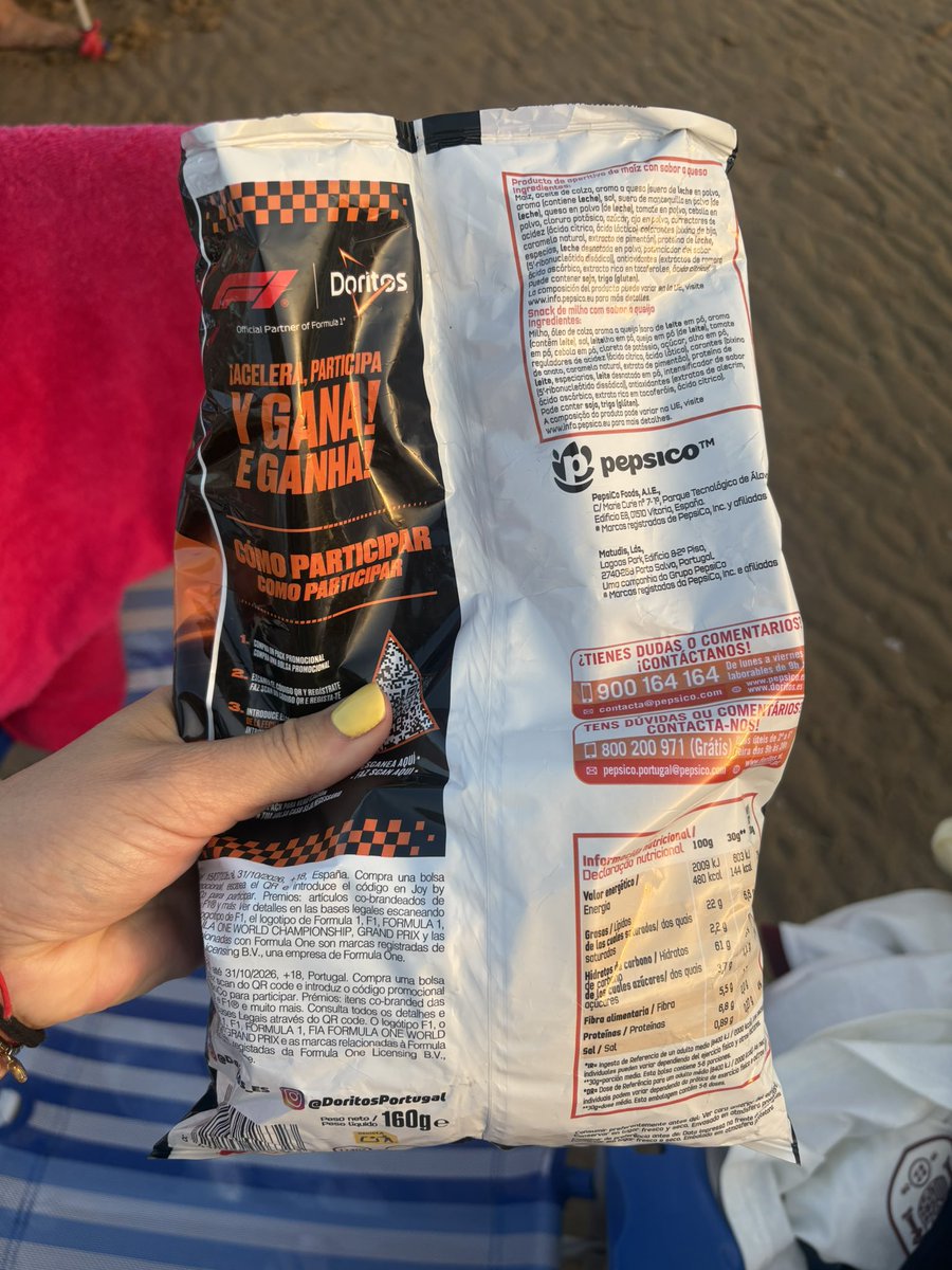 Vinagrita2's tweet photo. Abierta ahora mismo. Me he manchado el codo al meter la mano. 
@PepsiCo o ponemos más patatas o quitamos plástico pero esto es una estafa. https://t.co/SjIObIdgcB