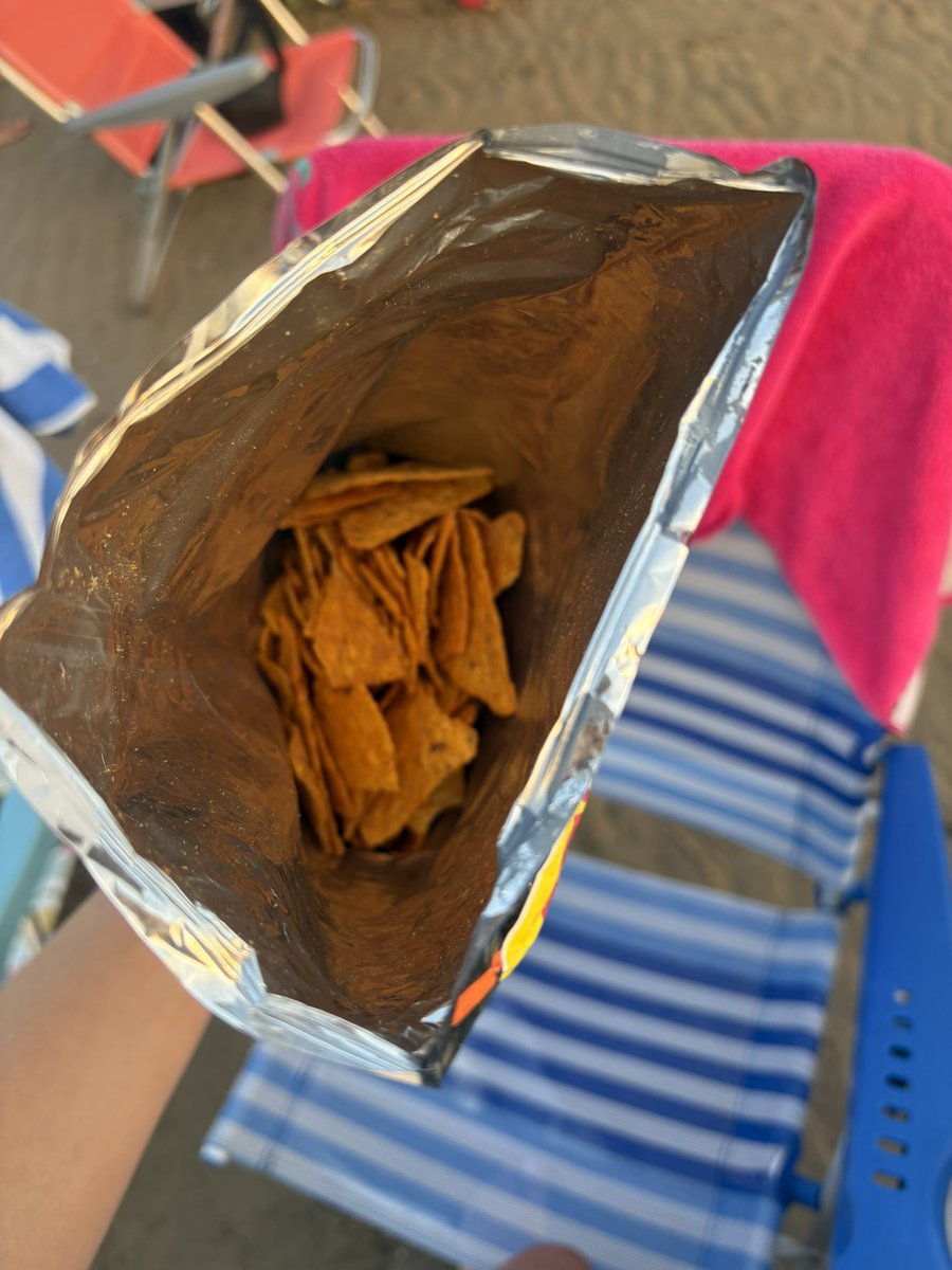 Vinagrita2's tweet photo. Abierta ahora mismo. Me he manchado el codo al meter la mano. 
@PepsiCo o ponemos más patatas o quitamos plástico pero esto es una estafa. https://t.co/SjIObIdgcB